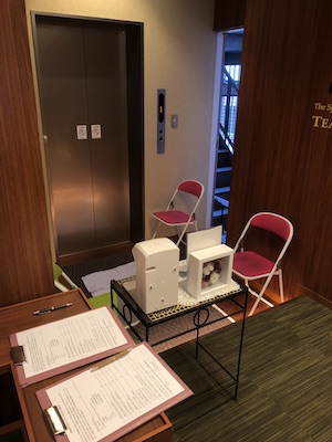 待合室に入る前に問診票の記入をし、手指のアルコール消毒、スタッフによる検温を行い感染の疑いがなければ待合室に入室