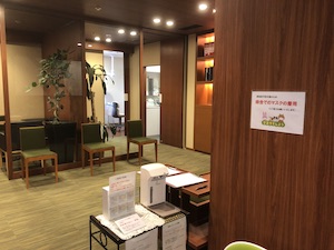 待合室の椅子は一定の間隔を開け、診療室との境目にはガラス張りの扉で遮蔽